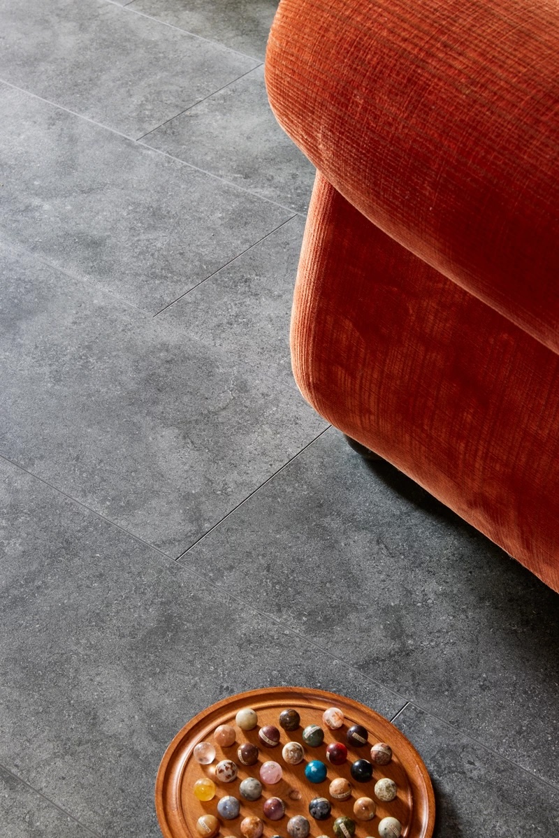 Foto Een tegelvloer met natuursteen look die overal bij past FotoEen tegelvloer met natuursteen look die overal bij past